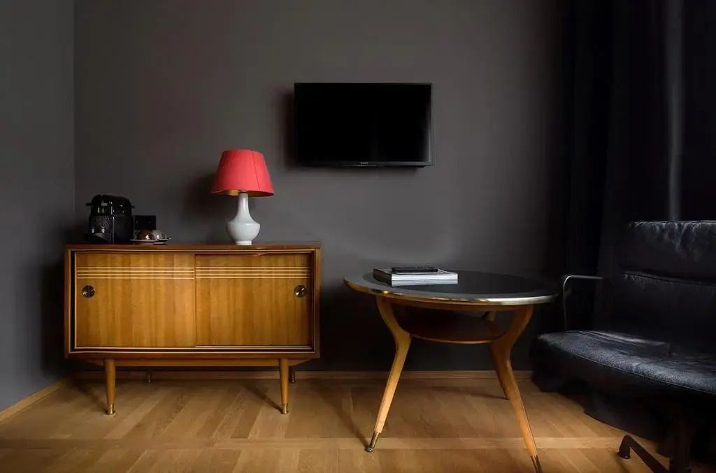 Elegantes Zimmer mit Holzmöbeln und Flachbildfernseher