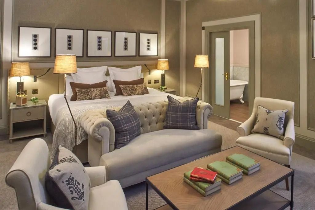 Gemütliche Junior-Suite mit Doppelbett und eleganter Sitzgruppe