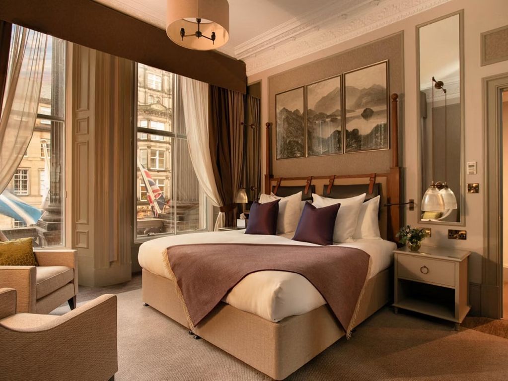 Elegantes Schlafzimmer in der Ferrier Suite mit großem Fenster und stilvoller Dekoration.