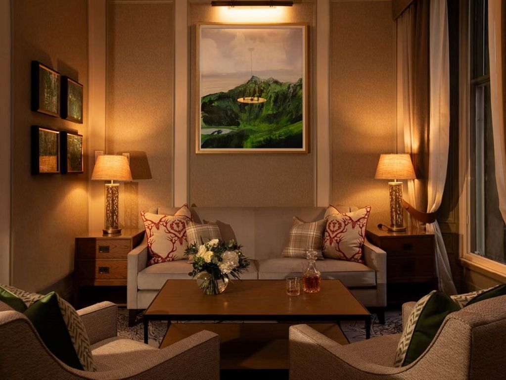 Luxuriöses Wohnzimmer in der Ferrier Suite mit gemütlicher Sitzgruppe und Kunstwerk an der Wand.