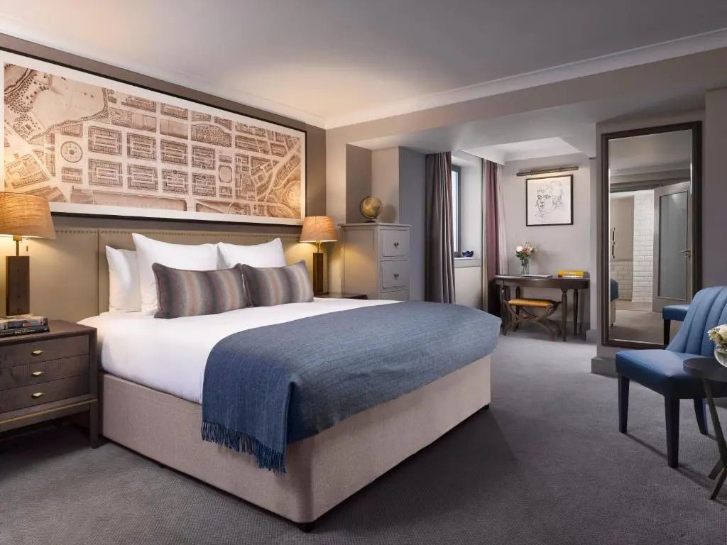 Geräumiges Doppelzimmer mit eleganten Details und gemütlicher Atmosphäre