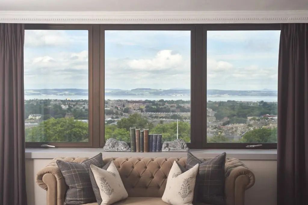 Panoramafenster mit Blick auf die Stadt Edinburgh und umliegende Hügel