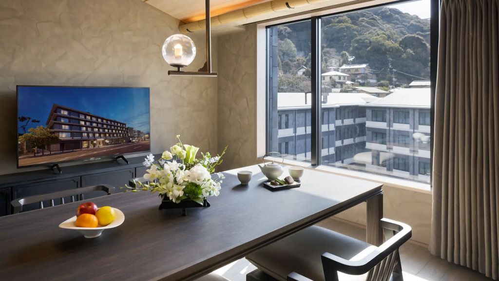Helles Esszimmer mit Blumenkorb und Blick auf die Umgebung