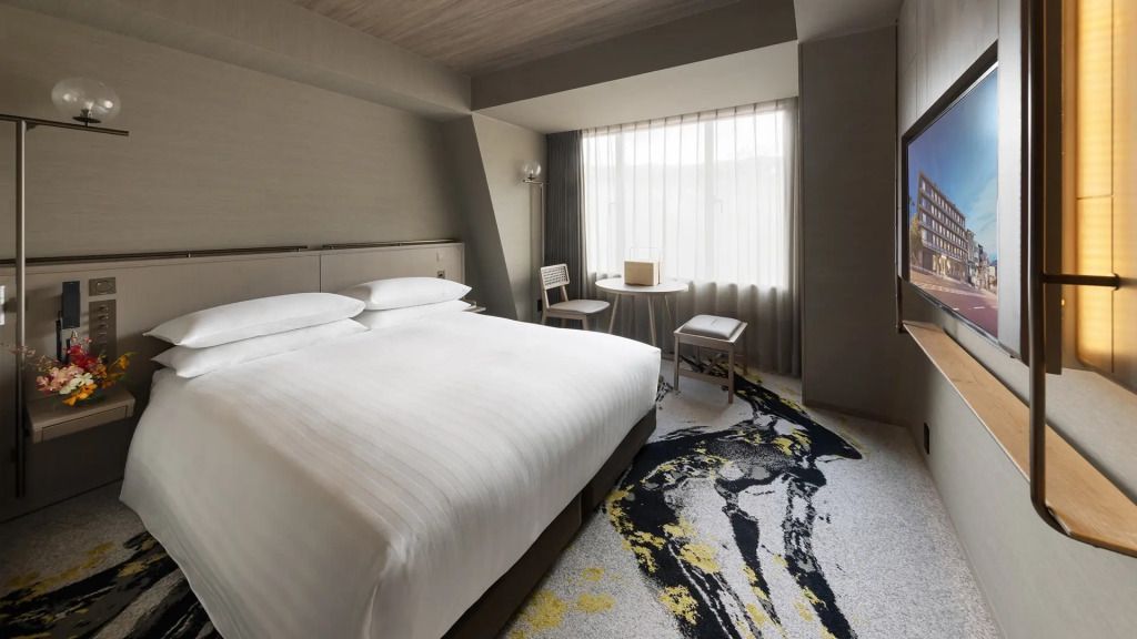 Helles Deluxe Doppelzimmer mit elegantem Dekor und großem Fenster