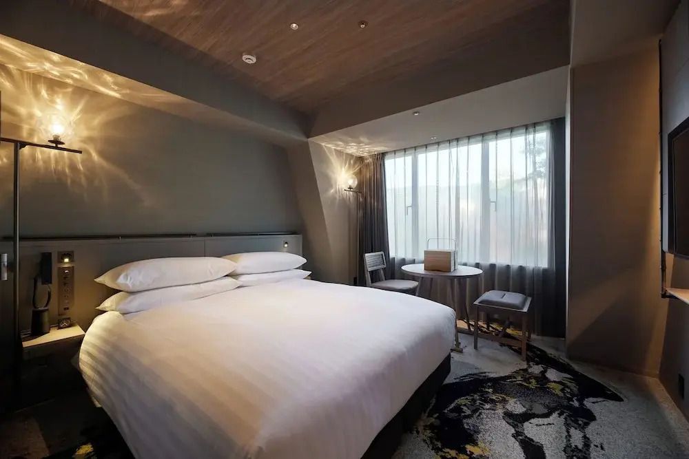 Modernes Deluxe Doppelzimmer mit gemütlichem Ambiente und Fensterausblick