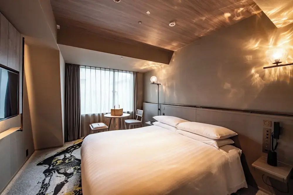 Deluxe Doppelzimmer mit schicker Beleuchtung und minimalistischer Einrichtung
