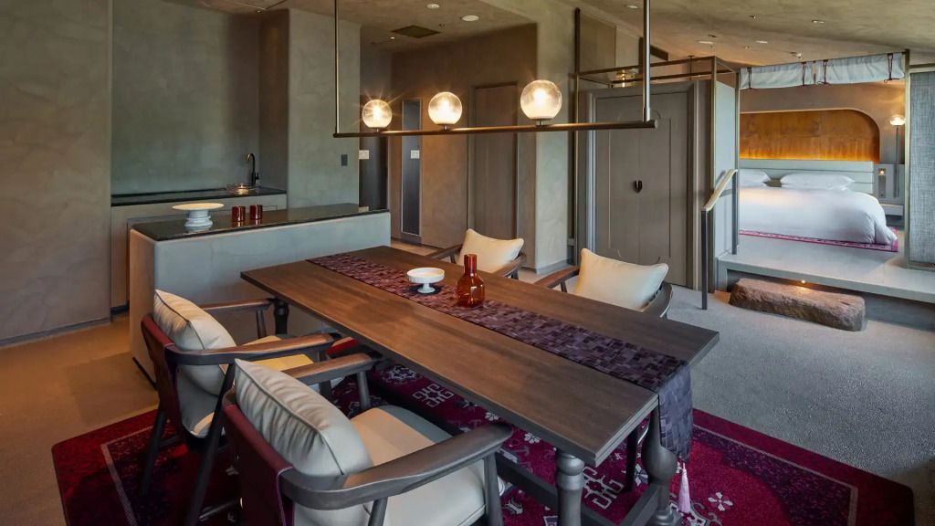 Moderner Essbereich mit Holztisch und stilvollen Stühlen in der Suite.