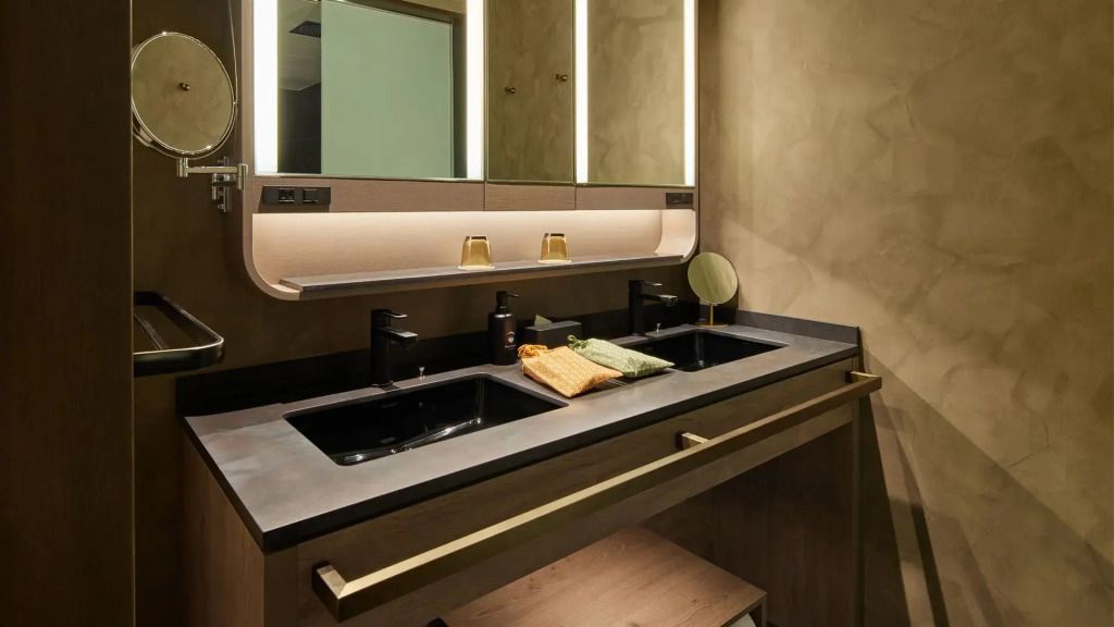 Luxuriöses Badezimmer mit Doppelwaschbecken und sanfter Beleuchtung.