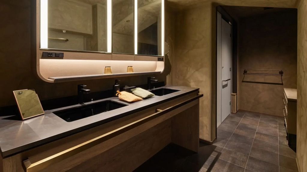 Doppelwaschbecken im modernen Badezimmer, beleuchtet und mit hochwertigen Armaturen.