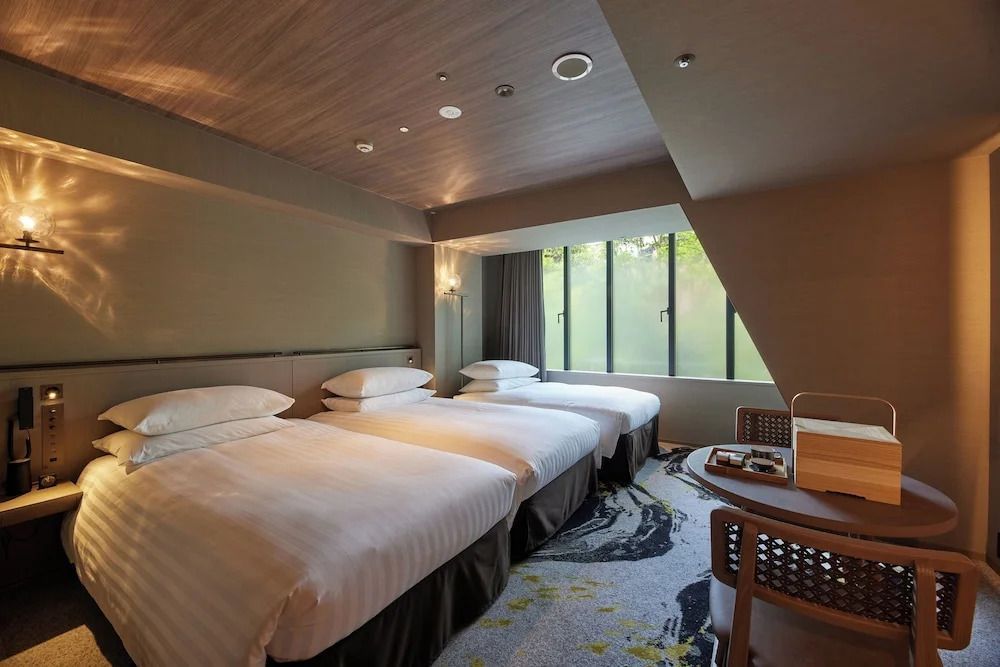 Premier Dreier Zimmer mit drei eleganten Einzelbetten und modernem Interieur