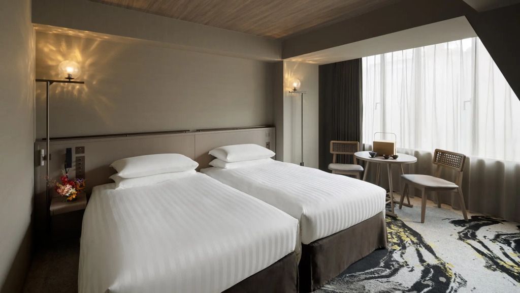 Zweibettzimmer in moderner Einrichtung mit Teppich und Holzmöbeln