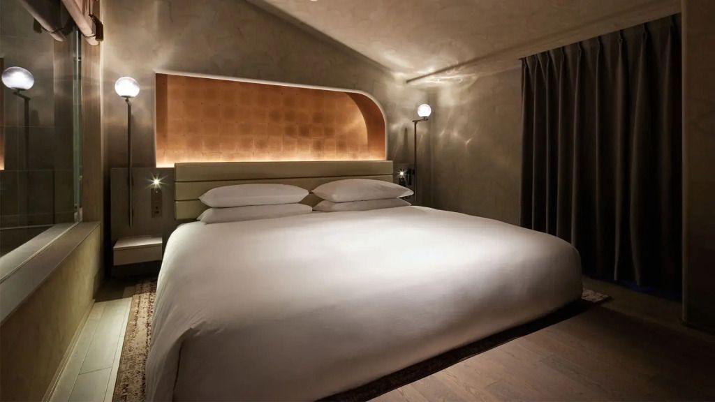 Luxuriöses Schlafzimmer mit Doppelbett und stilvoller Beleuchtung