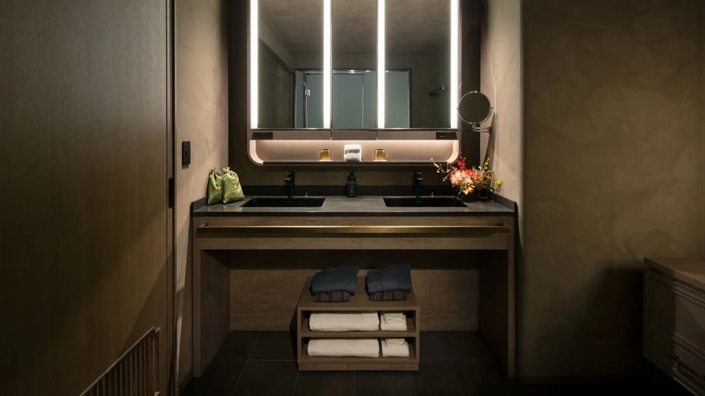 Modernes Badezimmer mit beleuchtetem Spiegel und Doppelwaschbecken