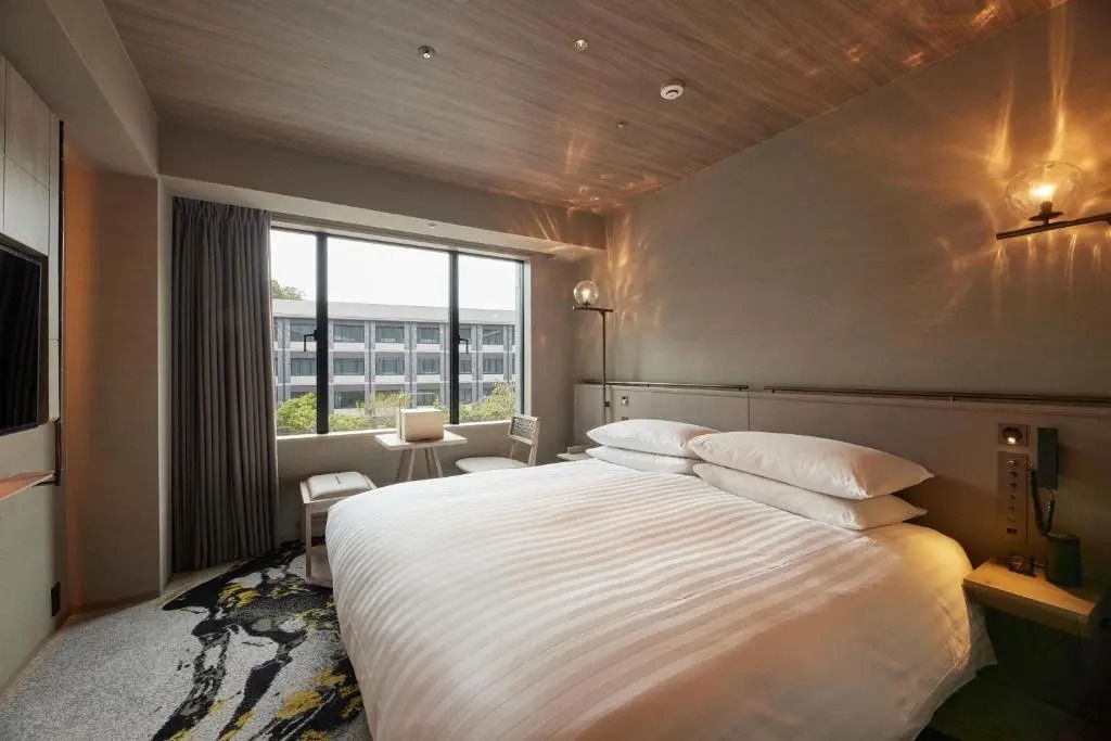 Helles Superior Doppelzimmer mit großem Doppelbett und modernem Design