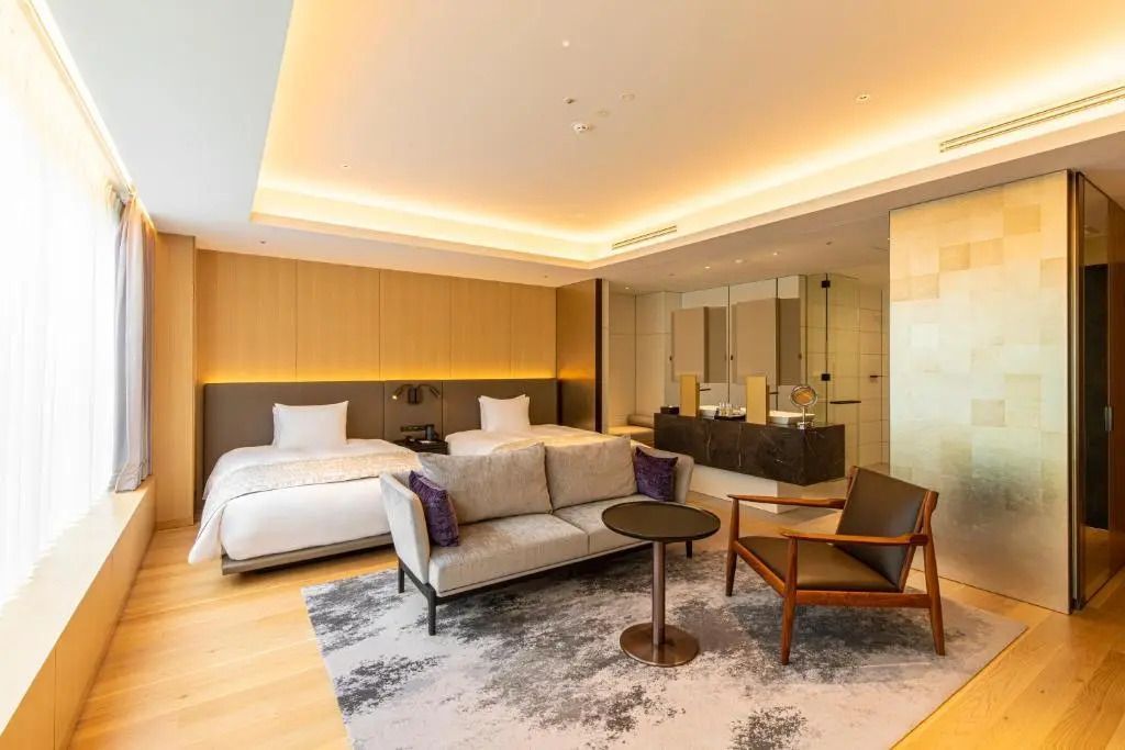 Luxuriöses Doppelzimmer mit Sofa und stilvoller Einrichtung