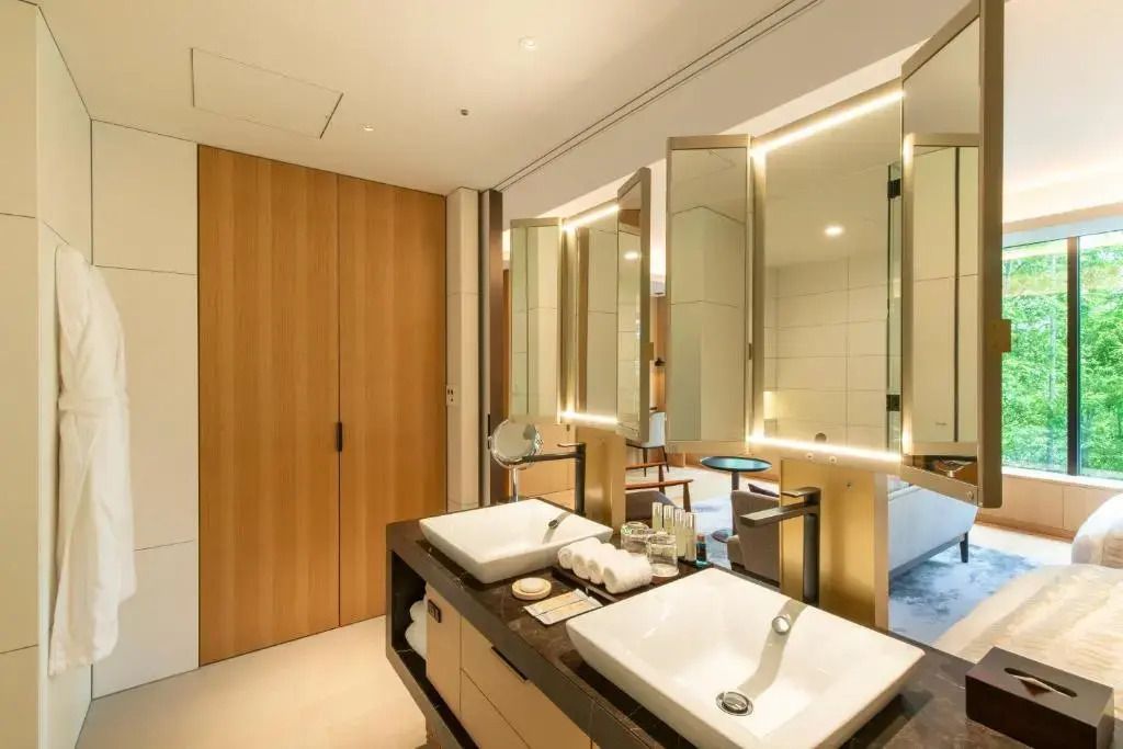 Modernes Badezimmer mit Holzdetails und Spiegel mit Beleuchtung