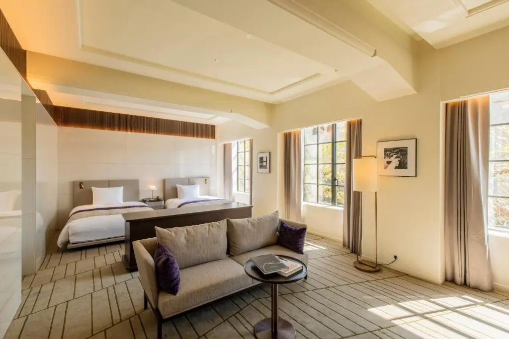 Geräumige Junior-Suite mit Sofa, Kingsize-Bett und großen Fenstern im Hotel Seiryu Kyoto Kiyomizu.
