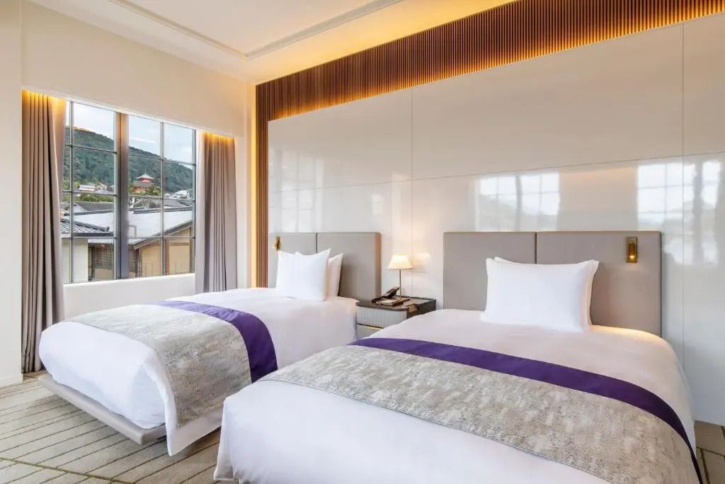 Modernes Premium Doppelzimmer mit zwei Einzelbetten und eleganter Beleuchtung