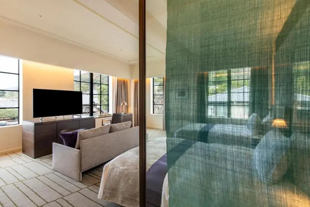 Elegantes Hotelzimmer mit großem Fernseher und gemütlichem Sofa