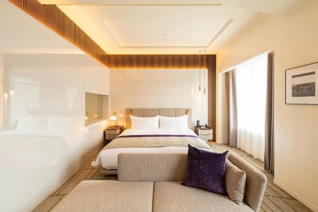 Luxuriöses Zimmerinterieur mit Doppelbett und stilvoller Beleuchtung.