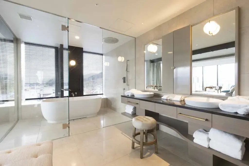 Großzügiges Badezimmer mit modernem Design und Glastrennwänden