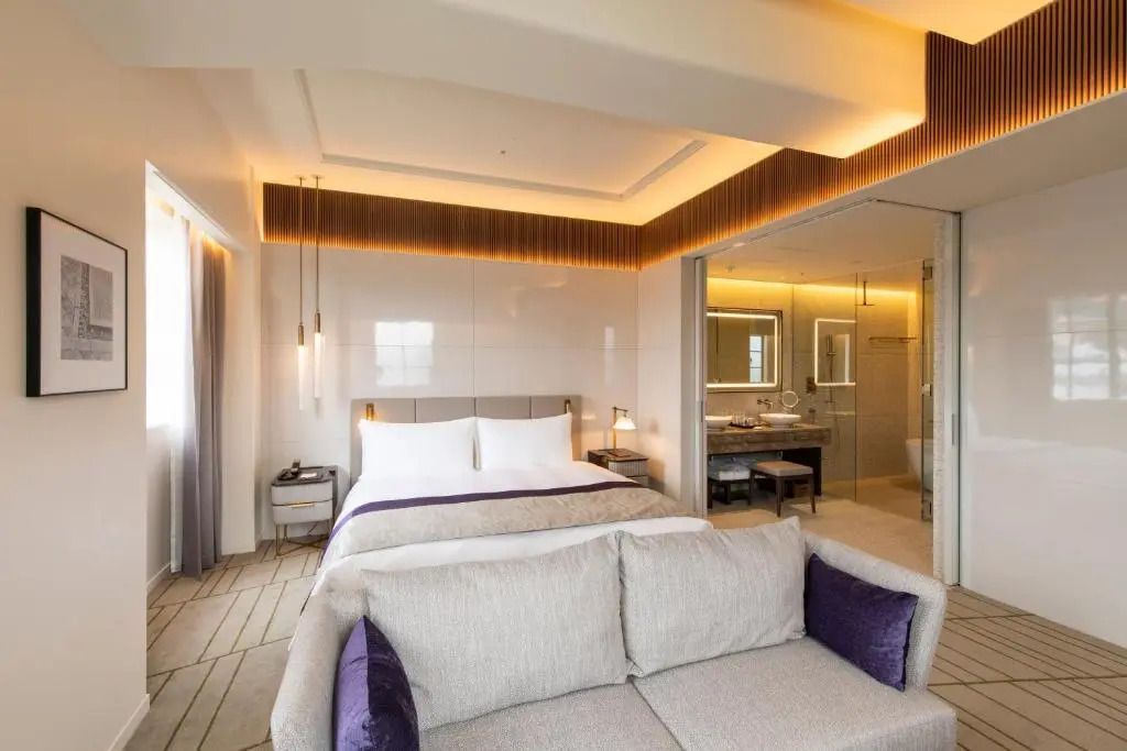 Doppelzimmer mit Blick ins Badezimmer und moderner Ausstattung