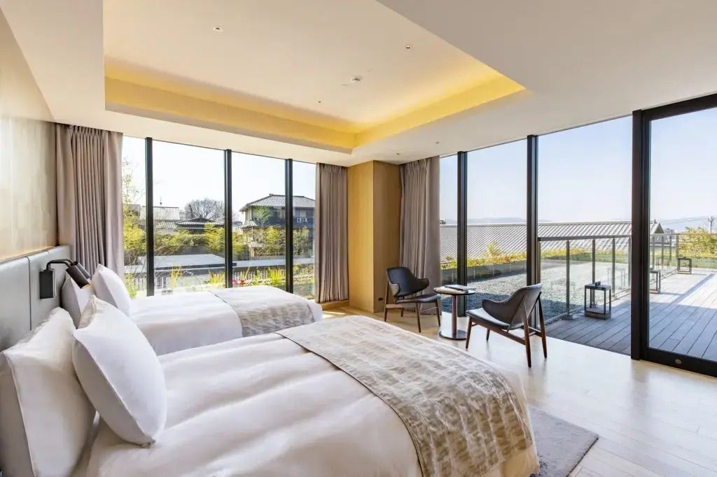 Helles Doppelzimmer mit zwei Einzelbetten und Terrasse mit Panoramablick