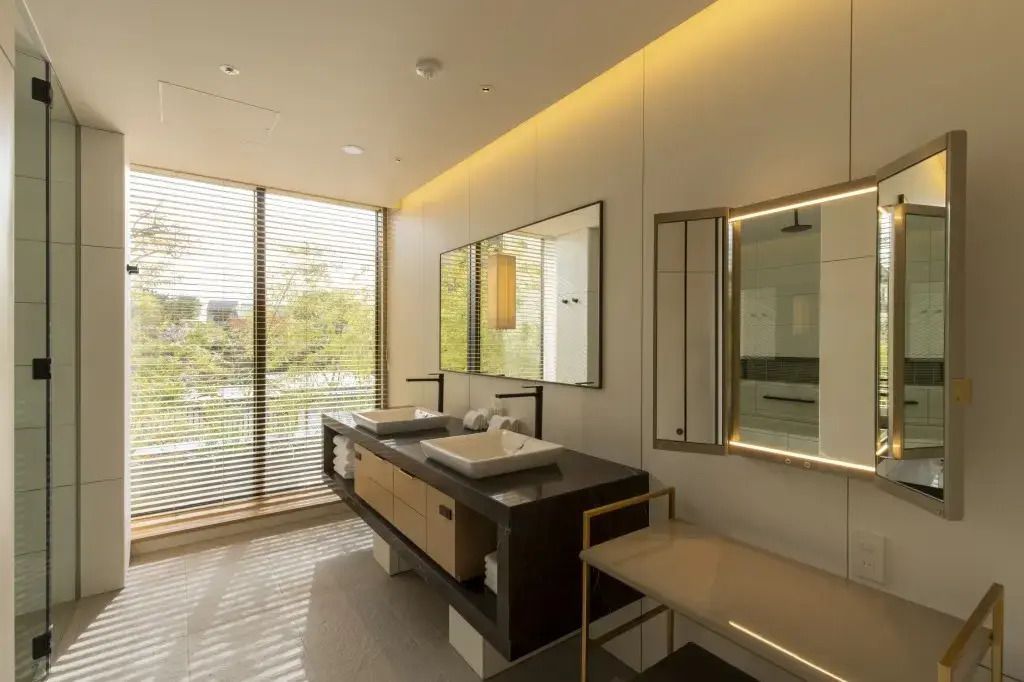 Modernes Badezimmer mit zwei Waschbecken und großen Fenstern