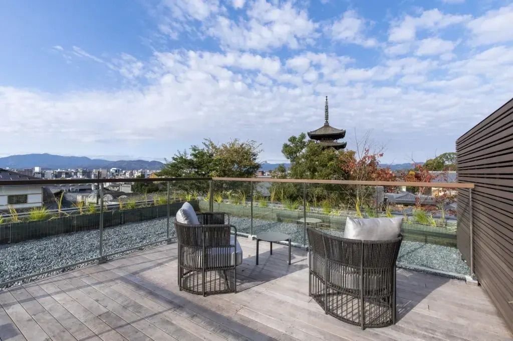 Terrasse mit Sitzbereich und Blick auf die Skyline von Kyoto