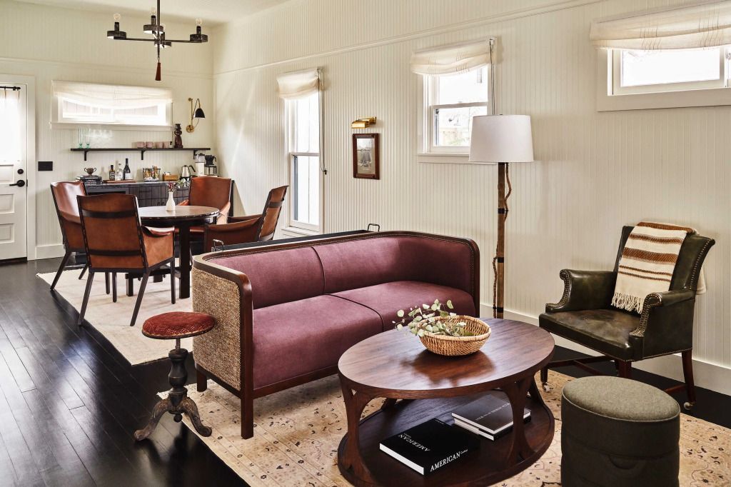 Gemütliches Wohnzimmer mit retro Möbeln und elegantem Design