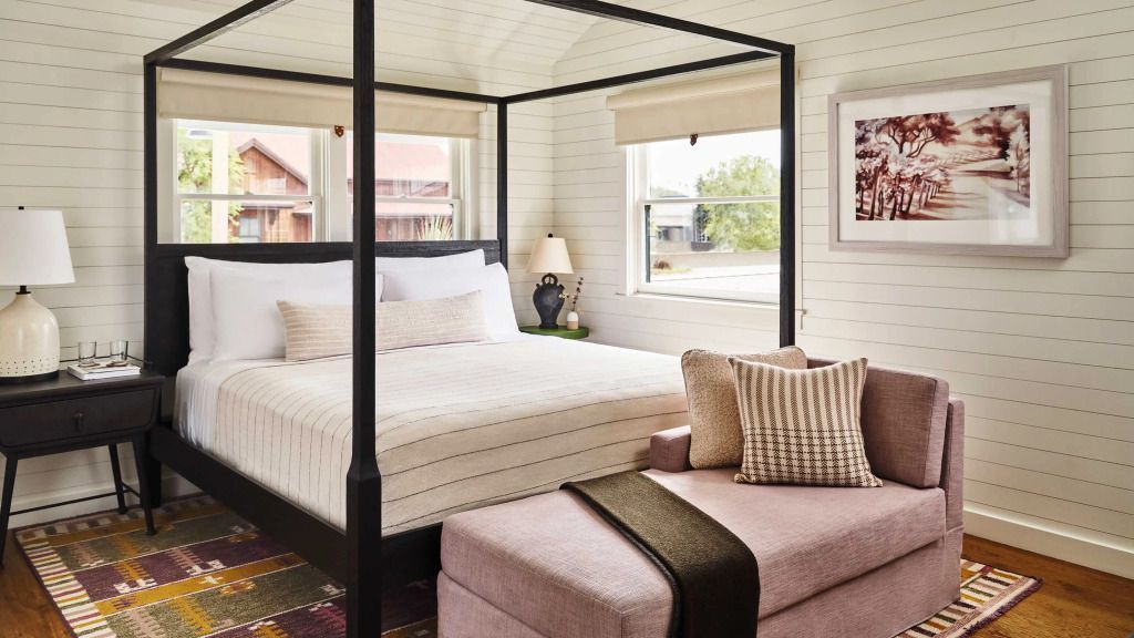 Helles Schlafzimmer mit großzügigem Himmelbett und eleganter Dekoration