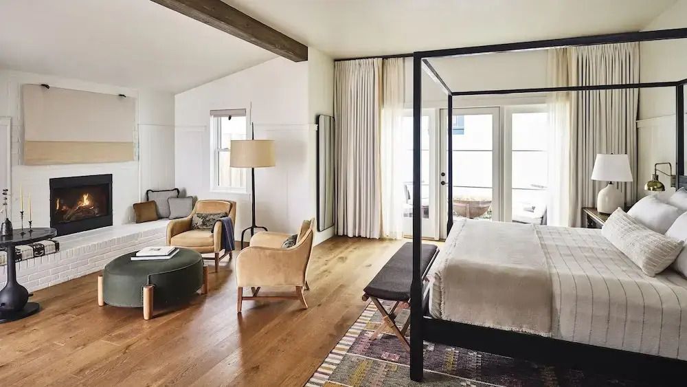 Große Suite mit Himmelbett und heller, einladender Dekoration