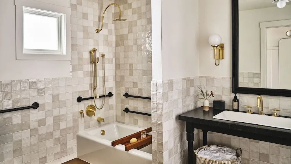 Elegantes Badezimmer mit goldenen Armaturen und im klassischen Design