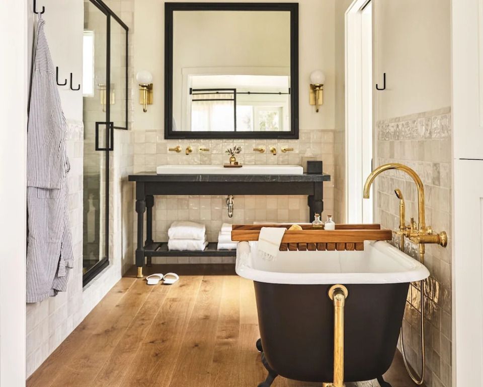 Luxuriöses Badezimmer mit freistehender Badewanne aus Kupfer und stilvollen Armaturen