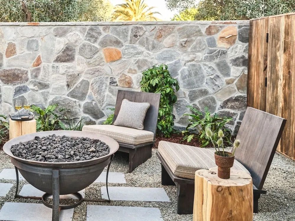Gemütliche Terrasse mit Sitzgelegenheiten und dekorativem Feuerplatz aus Stein