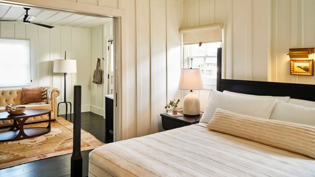 Gemütliches Hotelzimmer mit Doppelbett und sanfter Beleuchtung