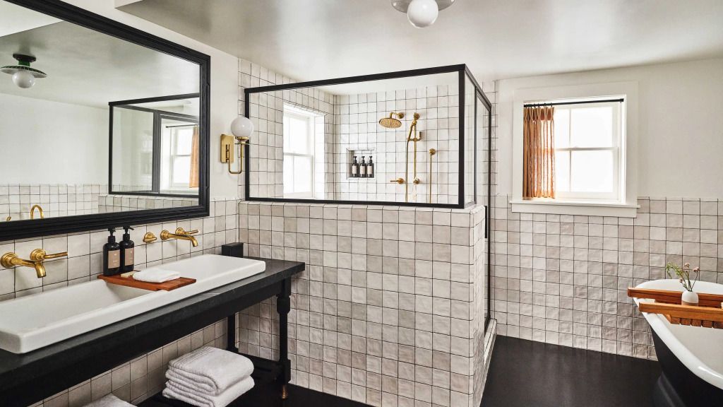 Modernes Badezimmer mit großer Duschkabine und eleganten Details