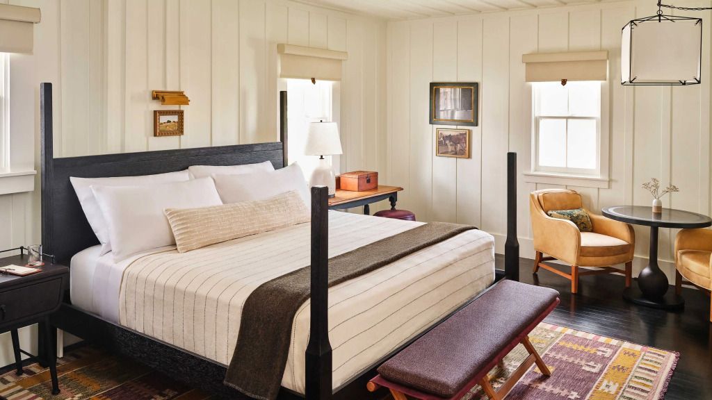 Einladendes Schlafzimmer mit Kingsize-Bett und stilvollem Interieur
