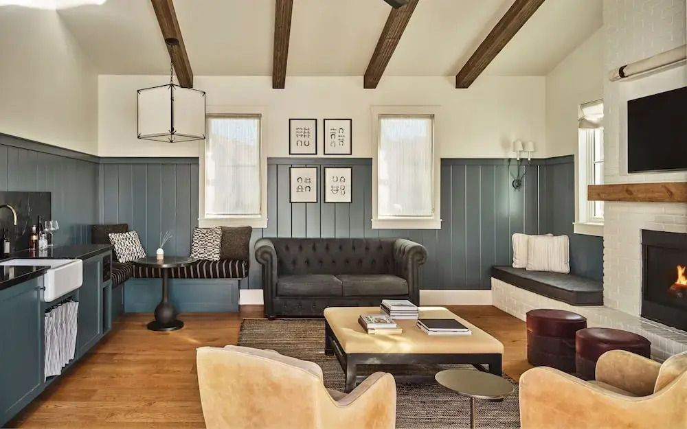 Hochwertig eingerichtetes Wohnzimmer mit Sitzgelegenheiten und Deko