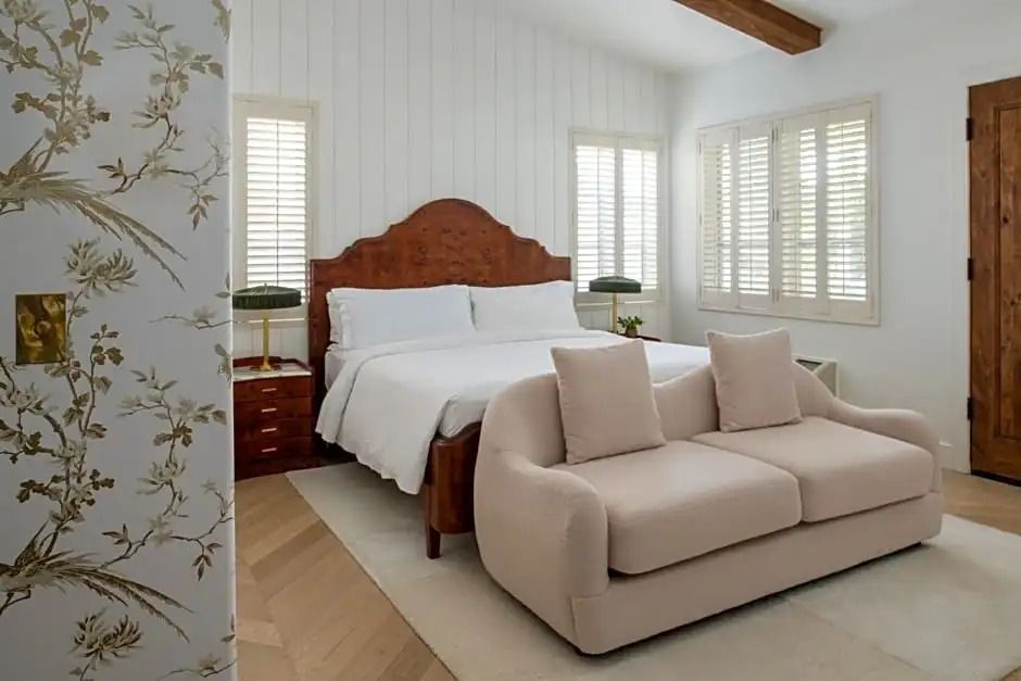 Deluxe Bungalow Schlafzimmer mit großem Bett, Sofa und Holzdetails