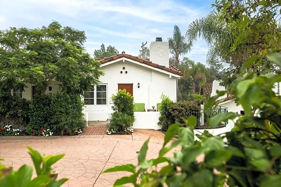Außenansicht des Deluxe Bungalows mit Garten und mediterraner Architektur