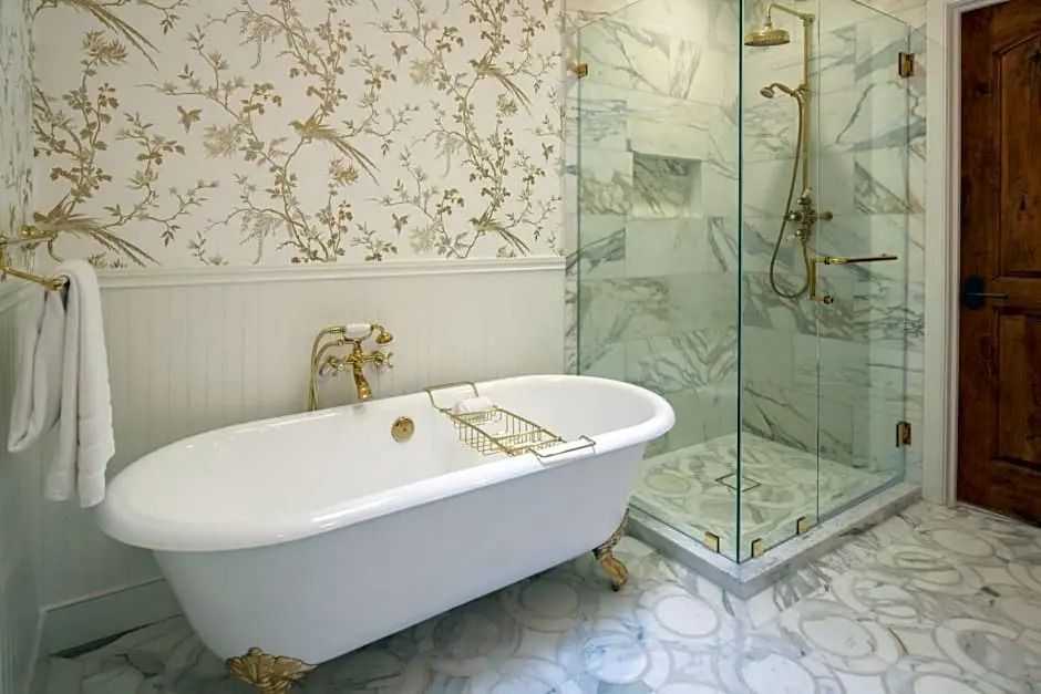 Luxuriöses Badezimmer mit freistehender Badewanne und gemusterten Wänden