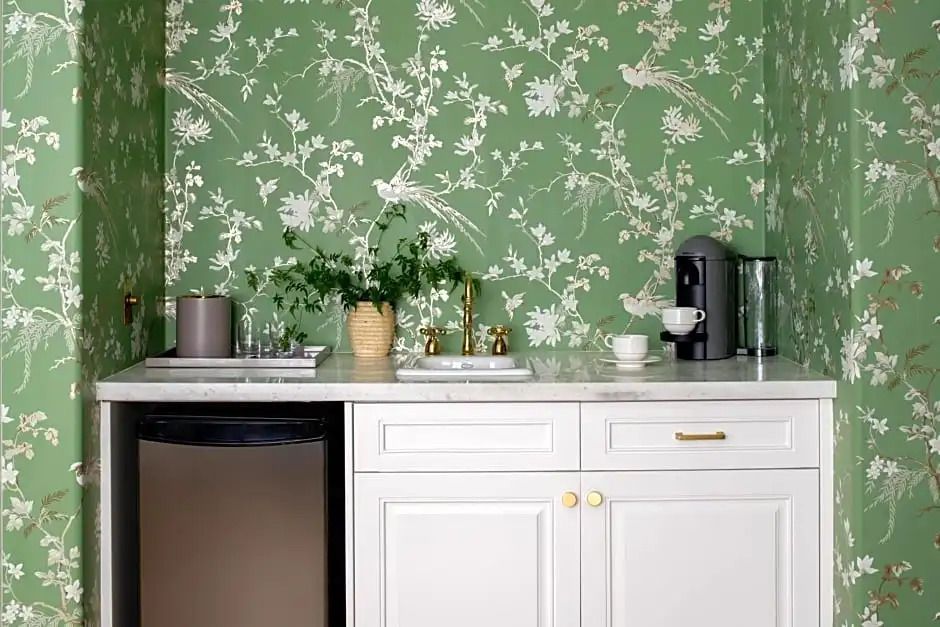Kleine Küchenzeile mit stilvollem floralen Hintergrund in Grün und Weiß
