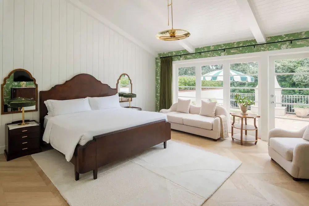 Helles Schlafzimmer mit Doppelbett und modernem Design im Inn at Rancho Santa Fe.