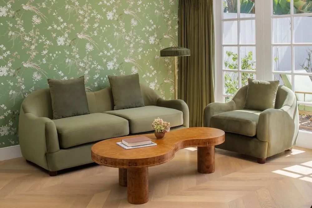 Wohnbereich mit grüner Tapete und stilvollem Sofa im Inn at Rancho Santa Fe.