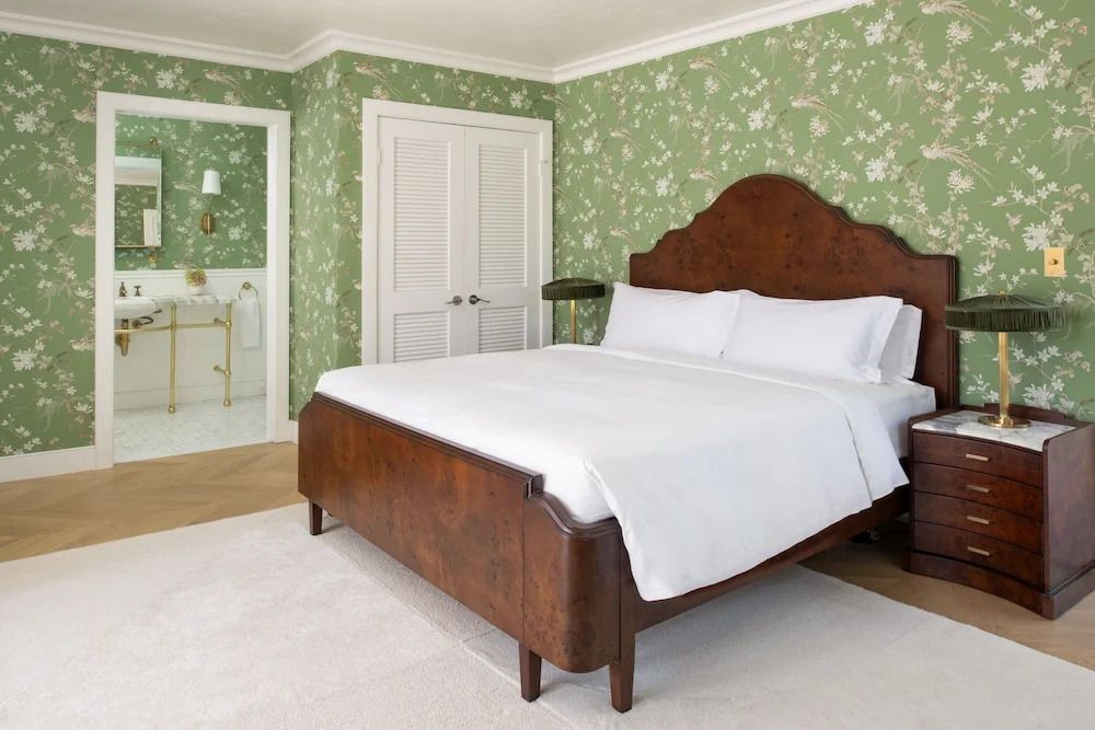 Schlafzimmer mit Doppelbett und grüner Tapete im Inn at Rancho Santa Fe.