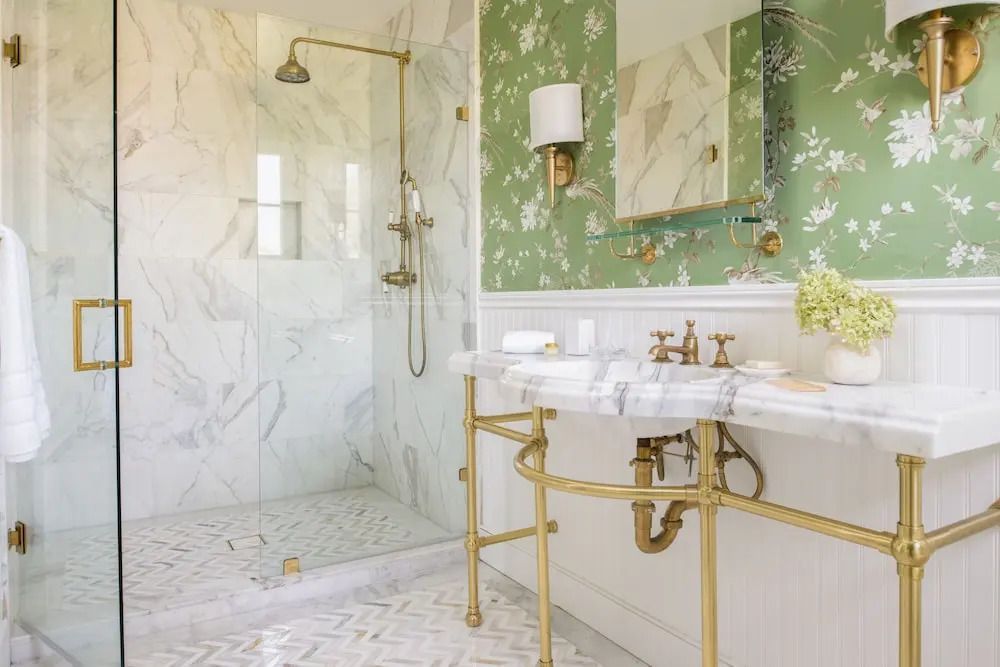 Luxuriöses Badezimmer mit Marmordetails und großer Dusche im Inn at Rancho Santa Fe.