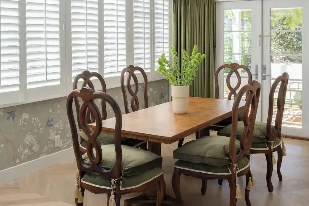 Essbereich mit Holztisch und stilvollen Stühlen im klassischem Design