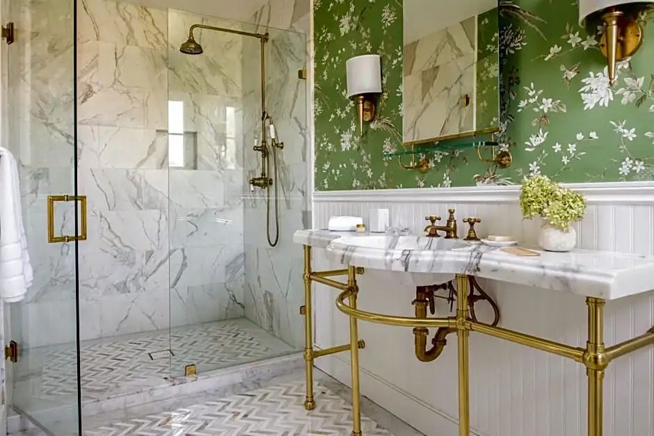 Luxuriöses Badezimmer mit Marmor und goldenen Armaturen