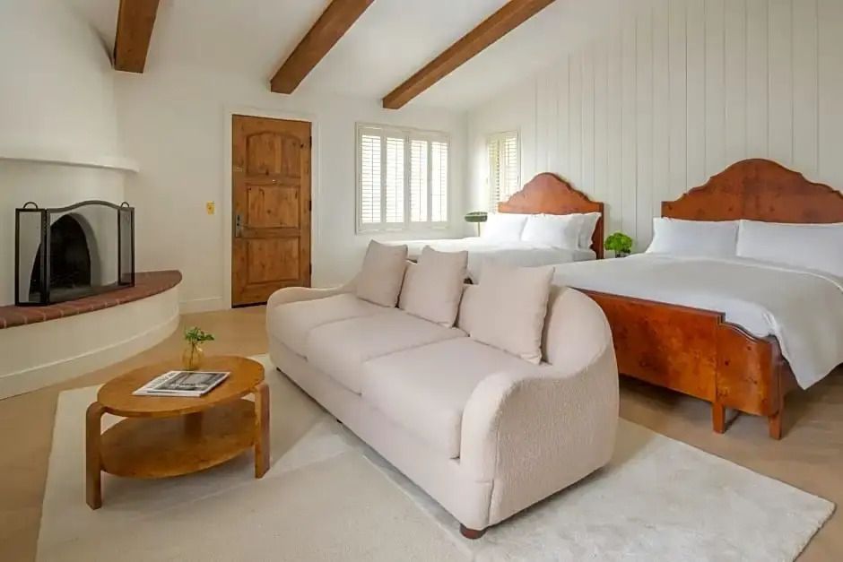 Heller Bungalow mit rustikalem Holz und gemütlichem Sofa